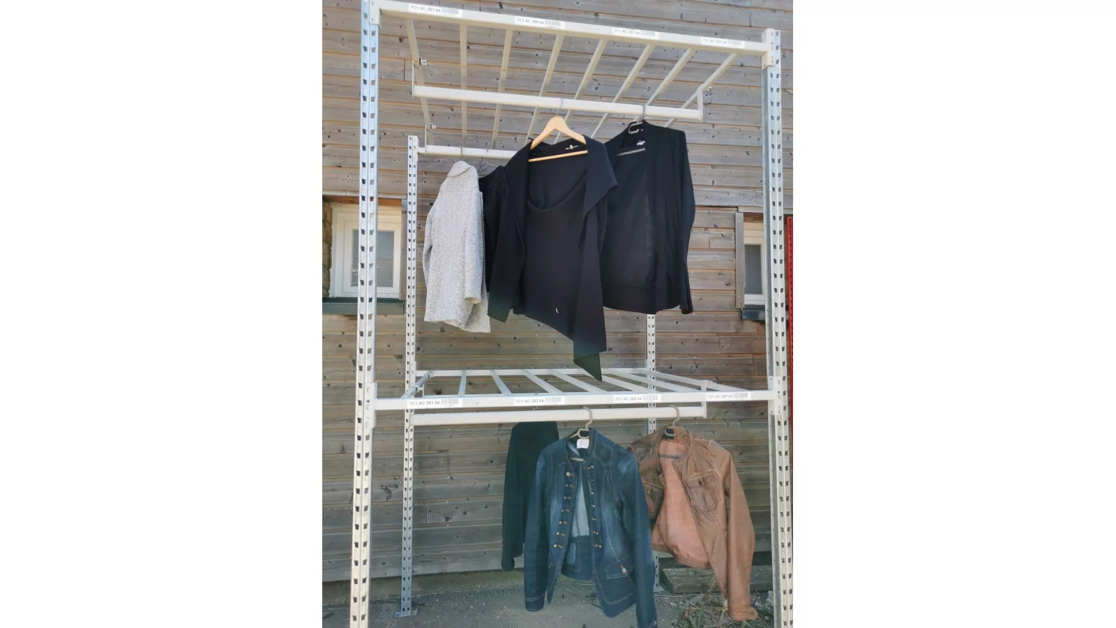 Rayonnage porte-cintres - Devis au 02 43 45 01 10 Rayonnage porte-cintres - Devis au 02 43 45 01 10