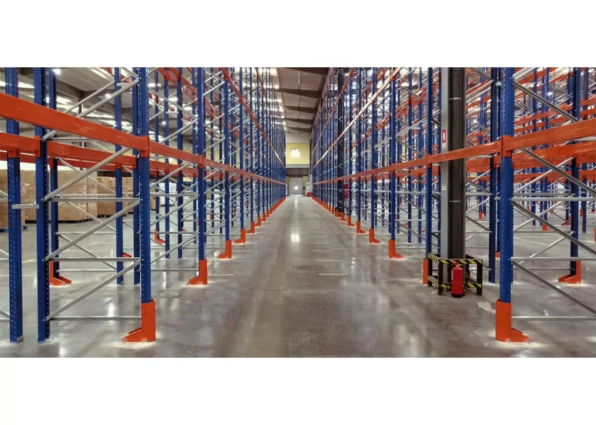 Allée de rack à palettes