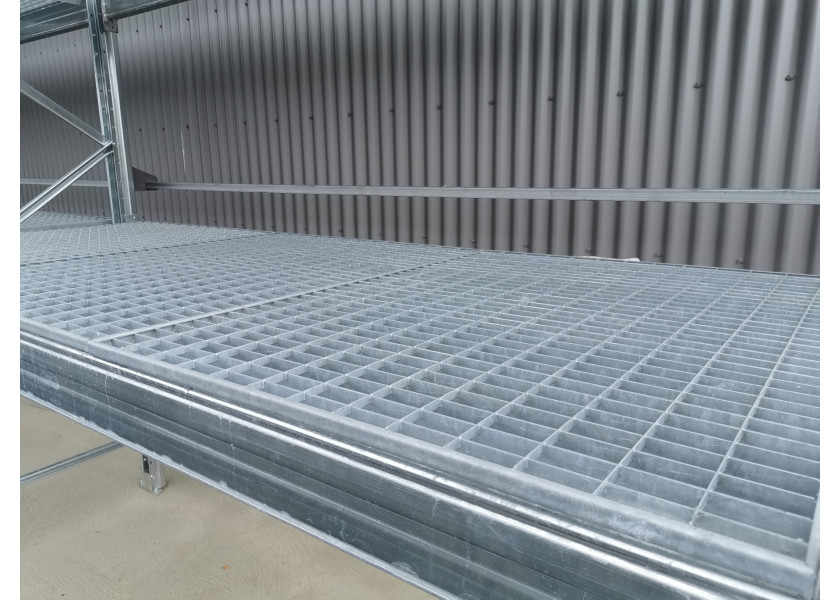 Caillebotis métallique en situation réel sur des rayonnages à palettes