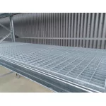 Caillebotis métallique en situation réel sur des rayonnages à palettes