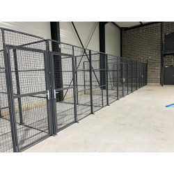 Cloison grillagée 3 pans avec porte et guichet