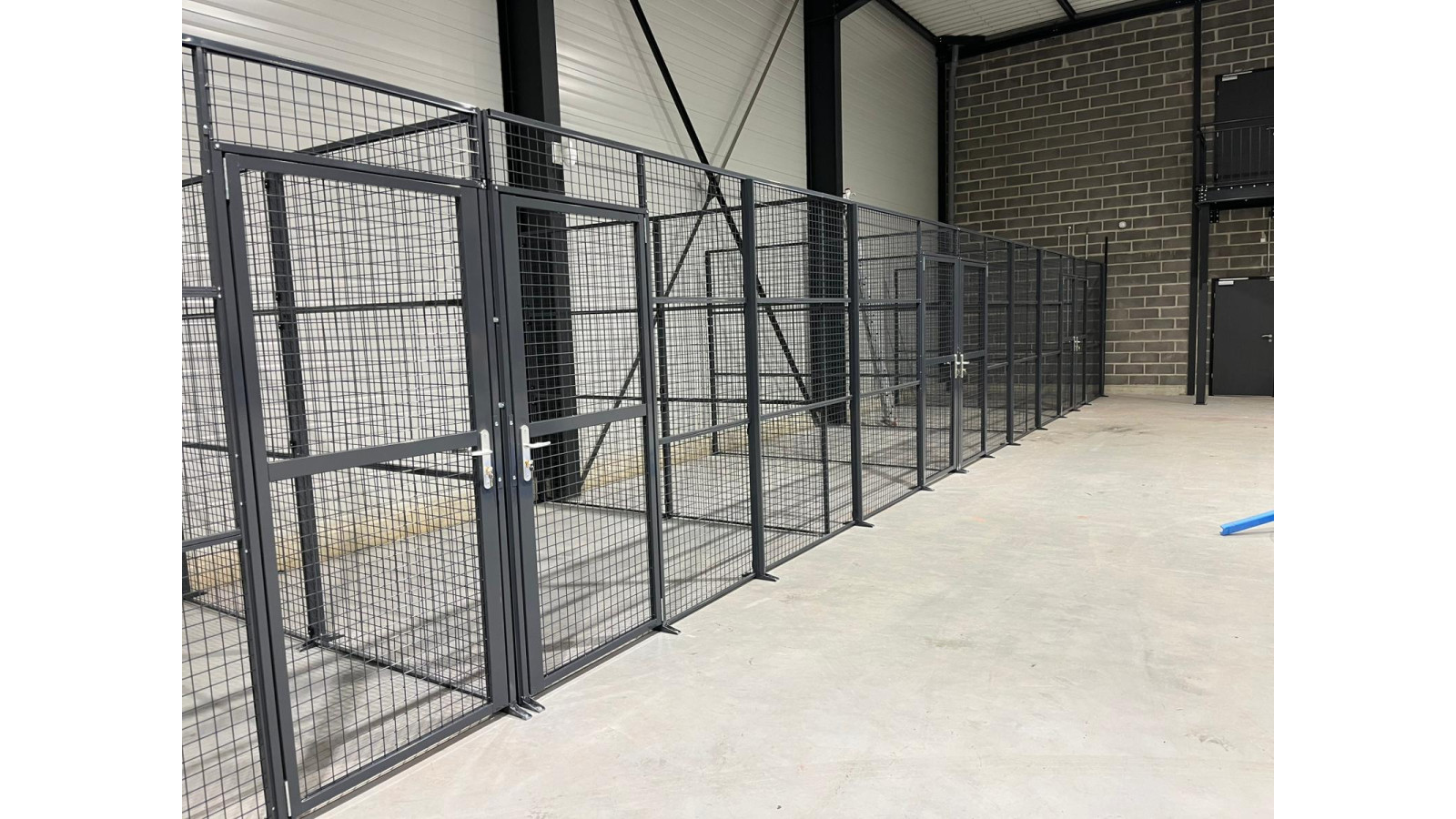 Cloison grillagée 3 pans avec porte et guichet