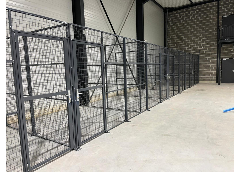 Cloison grillagée 3 pans avec porte et guichet