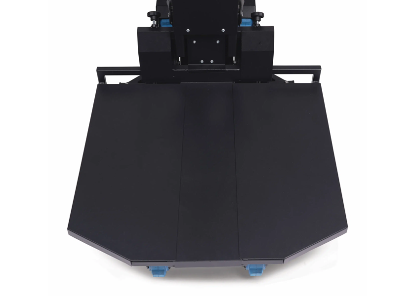 Solution de manutention industrielle avec diable à chenilles motorisées. Plateau réglable en largeur de 600 à 720 mm.