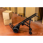 Préparation de commandes avec un diable chariot motorisé en plateforme logistique.