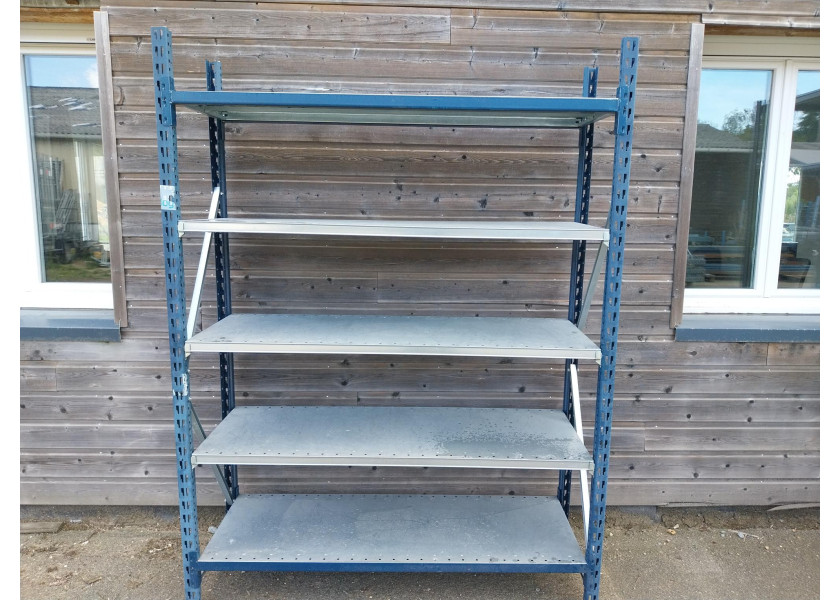 Rayonnage mi-lourd Mécalux. Des installations robustes pour structurer efficacement les espaces de stockage.