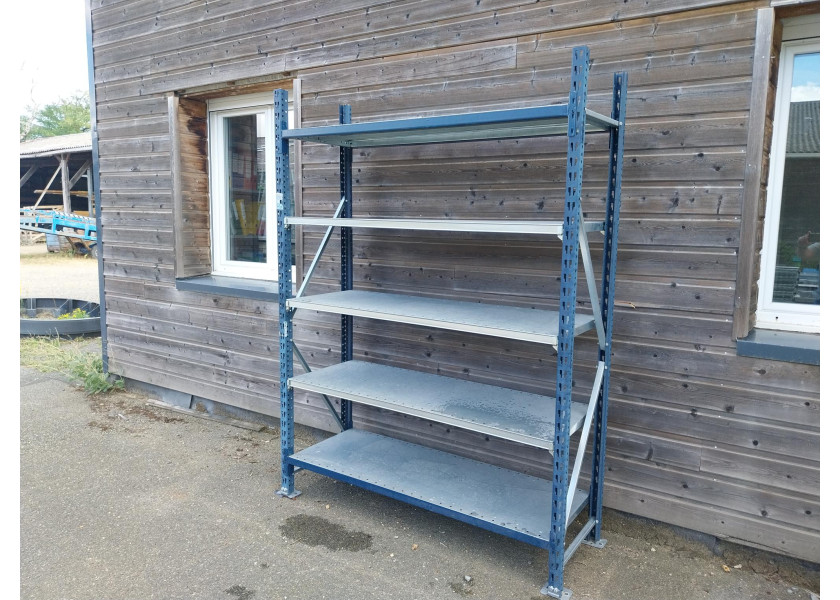 Rayonnage mi-lourd Mécalux. Des installations robustes pour structurer efficacement les espaces de stockage.
