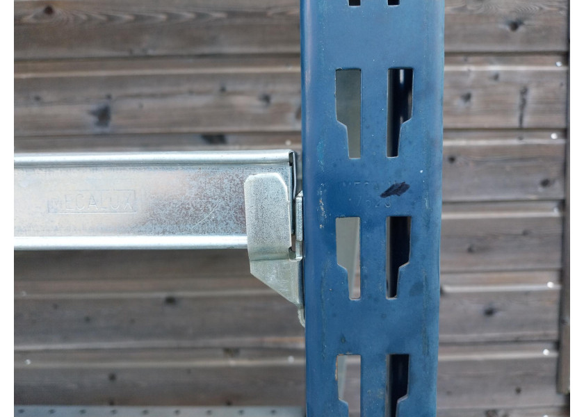 Rayonnage mi-lourd Mécalux. Des installations robustes pour structurer efficacement les espaces de stockage.