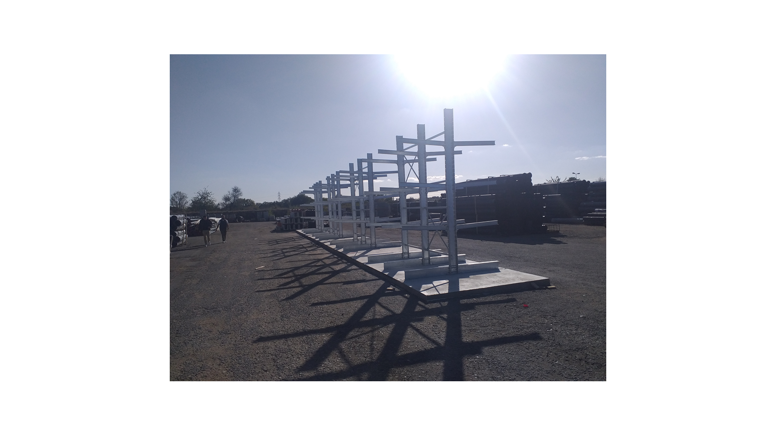 Cantilever double face galvanisé. Une solution conçue pour les environnements industriels exigeants.