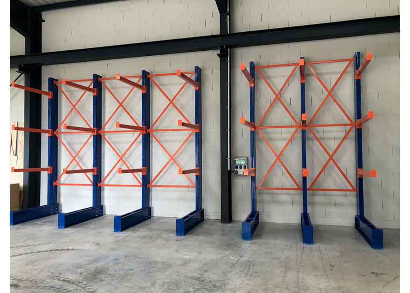Cantilever double face DF10 Epoxy installé dans un bâtiment industriel.