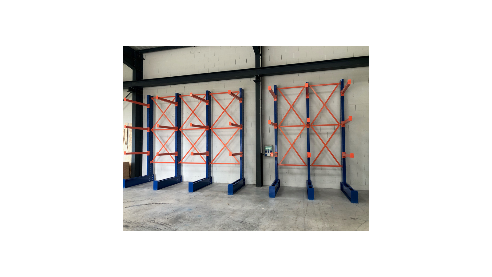 Cantilever double face DF10 Epoxy installé dans un bâtiment industriel.
